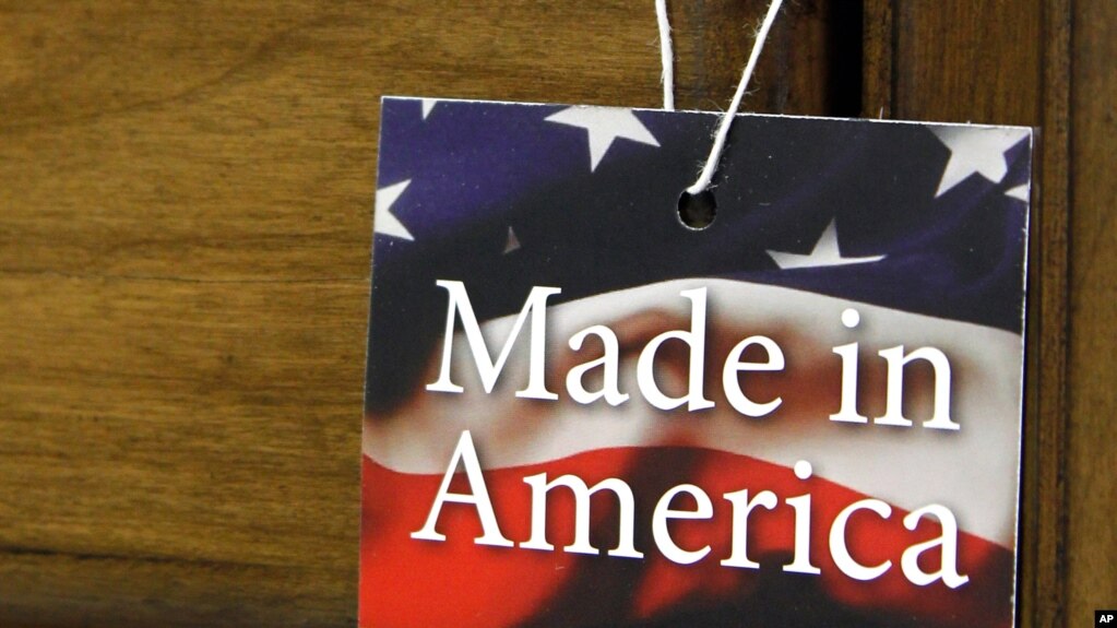 一个标牌上显示美国制造的字样 （图片来源：美联社）(photo:VOA)