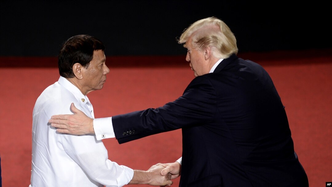 Filippin Prezidenti Rodrigo Duterte (chapda) Tramp bilan so'rashmoqda, Manila, Filippin, 13-noyabr, 2017-yil