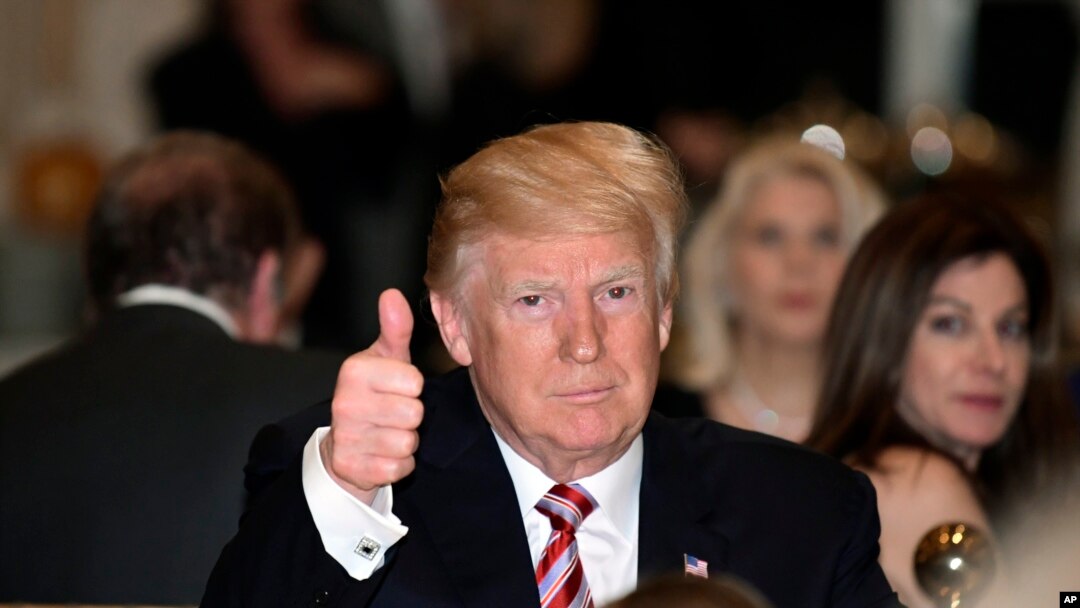 Presiden Donald Trump saat menghadiri jamuan makan malam Hari Bersyukur (Thanksgiving Day) di Mar-a-Lago , Palm Beach, Florida, Kamis, 22 November 2018. 