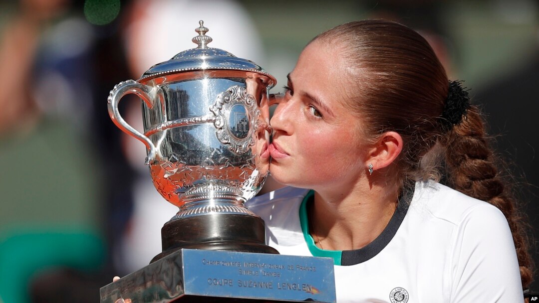 Petenis asal Latvia, Jelena Ostapenko, mencium piala setelah meraih juara di final turnamen tenis French Open dengan mengalahkan petenis Simona Halep asal Romania dalam tiga set dengan angka 4-6, 6-4, 6-3 di stadion Roland Garros, di Paris, Perancis, hari Sabtu, 10 Juni 2017 (foto: AP Photo/Christophe Ena)