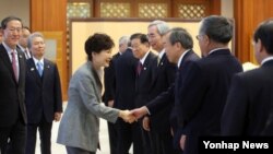 박근혜 한국 대통령이 1일 청와대에서 일본 경제단체연합회 대표단을 접견하고 있다. 왼쪽은 허창수 전경련 회장, 사카키바라 사다유키 경단련 회장.