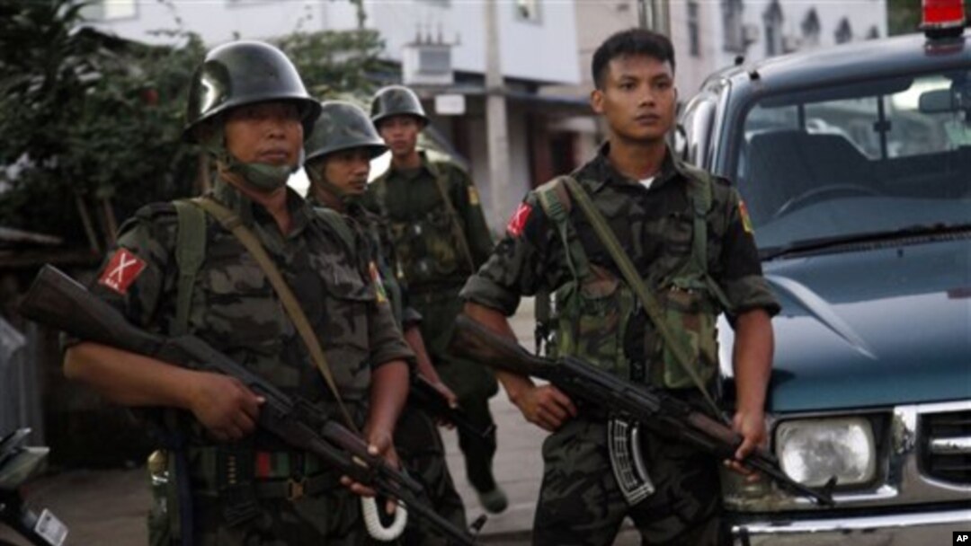 Para anggota Laskar Kemerdekaan Kachin (KIA) siaga di Myanmar utara (foto: dok). 