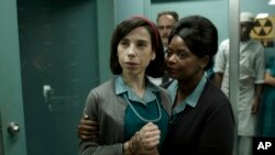 Sally Hawkins, izq., y Octavia Spencer en "The Shape of Water." Fox Searchlight Pictures. 