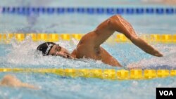 Le Tunisien Qussama Mellouli nage lors de la séance de qualification du 400 m nage libre hommes à la Coupe du monde de natation FINA de Tokyo à Tokyo le 9 novembre 2013.