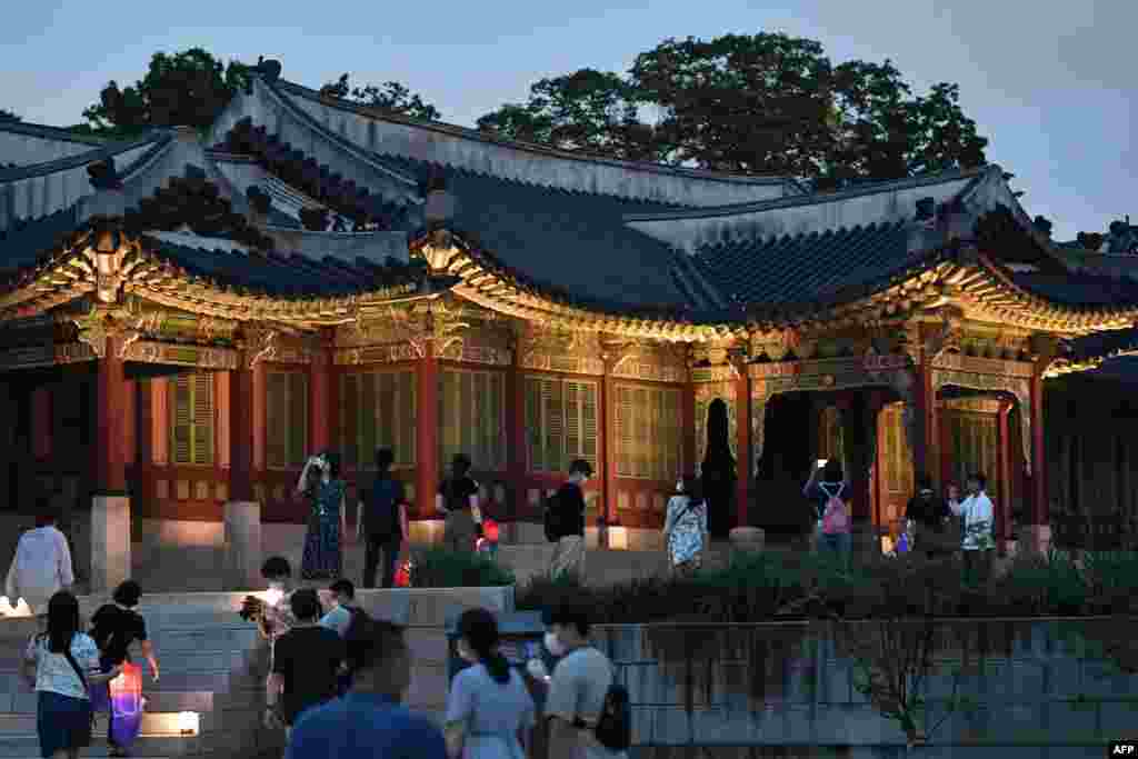 세계문화유산지인 서울 창덕궁에서 방문객들이 등불을 들고 &#39;달빛기행&#39;을 체험하고 있다.