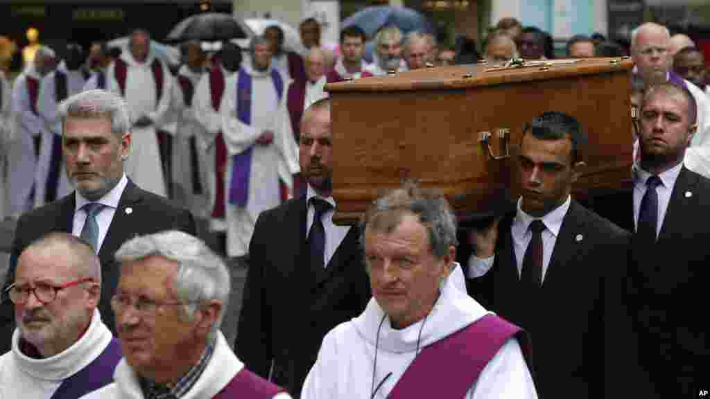 Le cercueil du père Hamel est transporté à l'extérieur de la cathédrale de Rouen, avant la messe, le 2 août 2016.