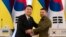 Tổng thống Hàn Quốc Yoon Suk Yeol (trái) và Tổng thống Ukraine Volodymyr Zelenskyy chụp ảnh cùng nhau sau khi phát biểu, ngày 15 tháng 7 năm 2023, tại Kyiv, Ukraine.
