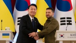 Tổng thống Hàn Quốc bất ngờ đến thăm Ukraine, tuyên bố tăng viện trợ quân sự | VOA