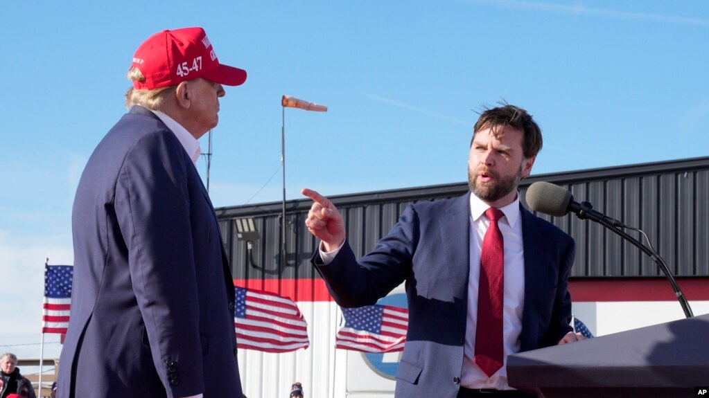 ARCHIVO - El senador J.D. Vance, republicano por Ohio, señala al candidato presidencial republicano, el expresidente Donald Trump, en un mitin de campaña, el 16 de marzo de 2024, en Vandalia, Ohio. 