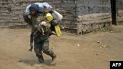 Un soldat des FARDC à Rusayo à 13km de Goma en RDC, où des combats ont éclaté entre l'armée congolaise et le M23. Le 16 juillet 2013.