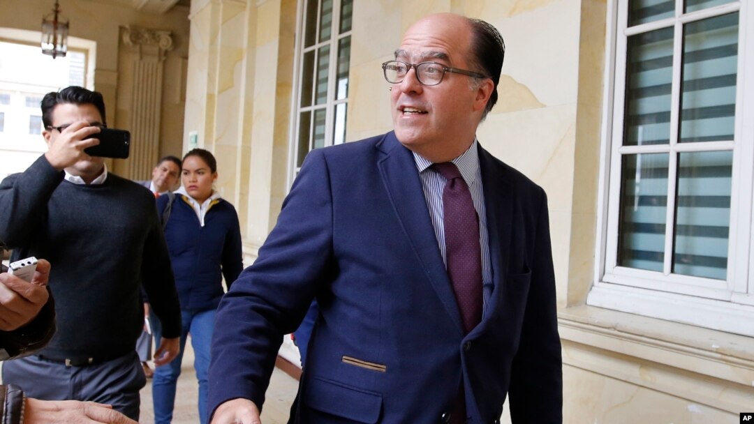 El expresidente de la Asamblea Nacional, Julio Borges, denunció la noche del jueves que su vivienda en Venezuela fue allanada.