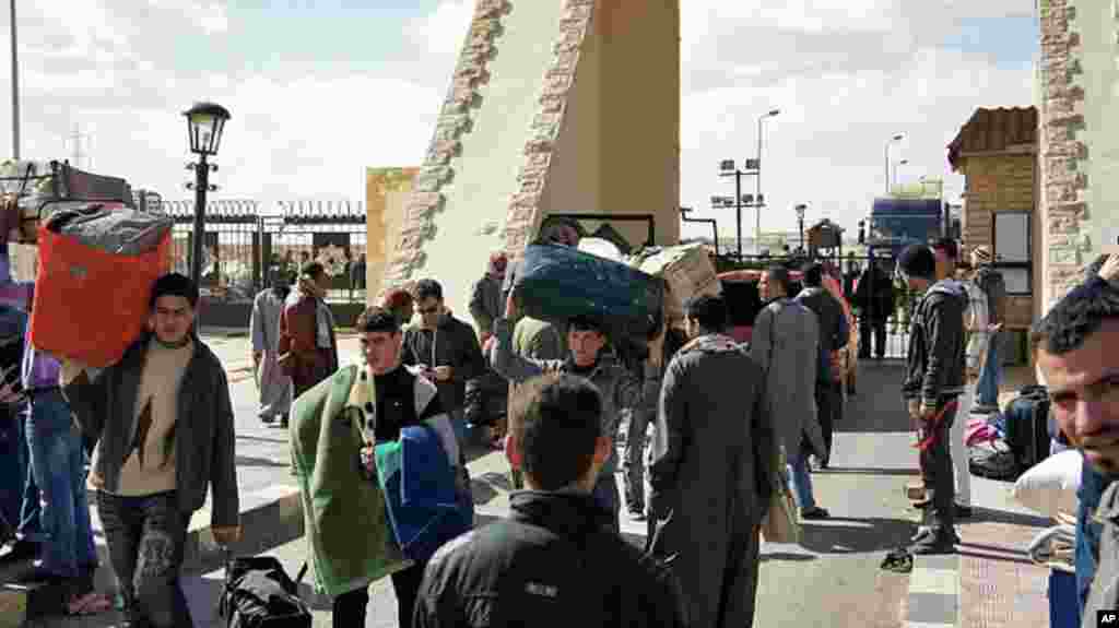 People stream through the Egyptian border at Saloum, February 23, 2011, (VOA Photo/E. Arrott)