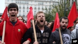 Para demonstran meneriakkan slogan dalam demo di Athena, Ibu Kota Yunani, 17 November 2019. (Foto: AP)
