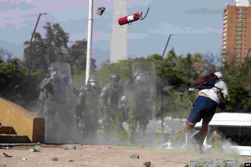 Demonstrators clash with riot police during a protest at Plaza Italia square in Santiago against the Chilean police,&nbsp;Oct. 03, 2020, after Antony Araya, 16, fell from a bridge while police was attempting to arrest him during Friday clashes.