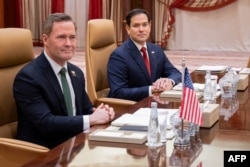 Menteri Luar Negeri Amerika Serikat Marco Rubio (kanan) dan Penasihat Keamanan Nasional Amerika Serikat Mike Waltz dalam pertemuan dengan pejabat Ukraina di Jeddah, 11 Maret 2025. (SAUL LOEB / POOL / AFP)