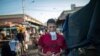 Un vendedor del mercado de pulgas cuenta sus billetes de Bolívar - la moneda local- en Maracaibo, Venezuela, el 16 de mayo de 2020.