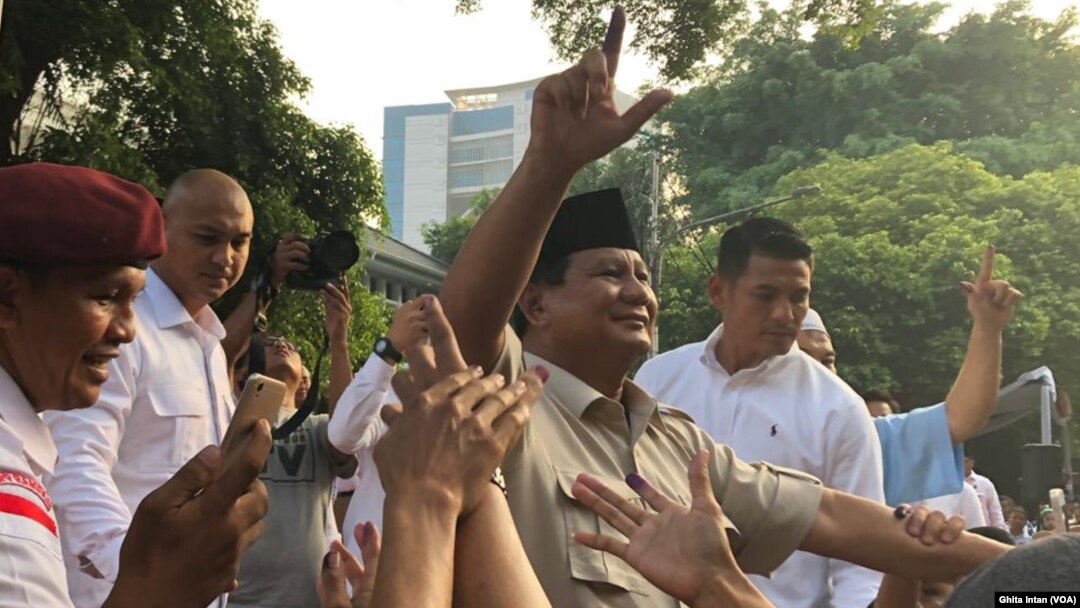 Prabowo Subianto, dalam konferensi pers di kediamannya di Kertanegara Rabu sore (17/4), mengatakan hasil exit poll and quick count internal menunjukkan kemenangannya. (Photo courtesy: VOA/Ghita Intan)
