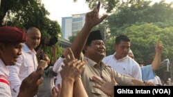 Prabowo Subianto, dalam konferensi pers di kediamannya di Kertanegara Rabu sore (17/4), mengatakan hasil exit poll and quick count internal menunjukkan kemenangannya. (Photo courtesy: VOA/Ghita Intan)