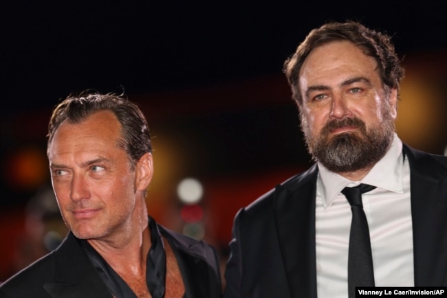 Jude Law, (kiri) dan sutradara Justin Kurzel di acara karpet merah pemutaran film "The Order" di Italia (dok: Joel C Ryan/Invision/AP)