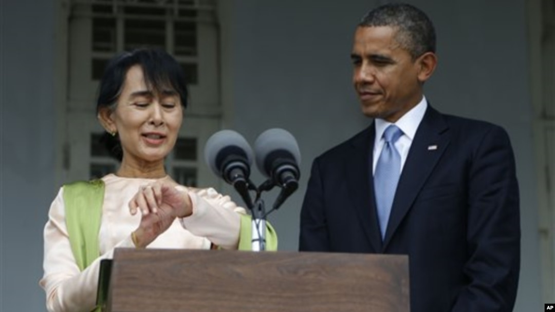 Pemimpin oposisi Myanmar Aung San Suu Kyi dan Presiden AS Barack Obama saat akan berbicara dengan media di Yangon, Myanmar, 2012.(AP/Carolyn Kaster)