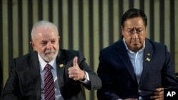 El presidente brasileño, Luiz Inácio Lula da Silva, izquierda, y el presidente de Bolivia, Luis Arce, asisten a la 63ª Cumbre del Mercosur, en Río de Janeiro, Brasil, el 7 de diciembre de 2023.