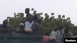 Des ex-otages nigérians de Boko Haram, libérés par l'armée camerounaise, arrivent à Maroua, le 5 décembre 2015. (REUTERS/Reuters TV)