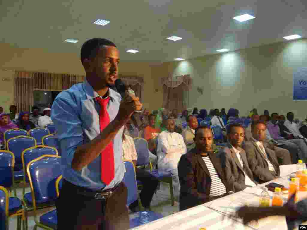 Laanta Af-Soomaaliga ee VOA oo "Kulan Dadweyne" oo looga hadlayo Dhalinyarada iyo Tahriibka ku qabatay magaalda Hargeysa, June 14, 2013.