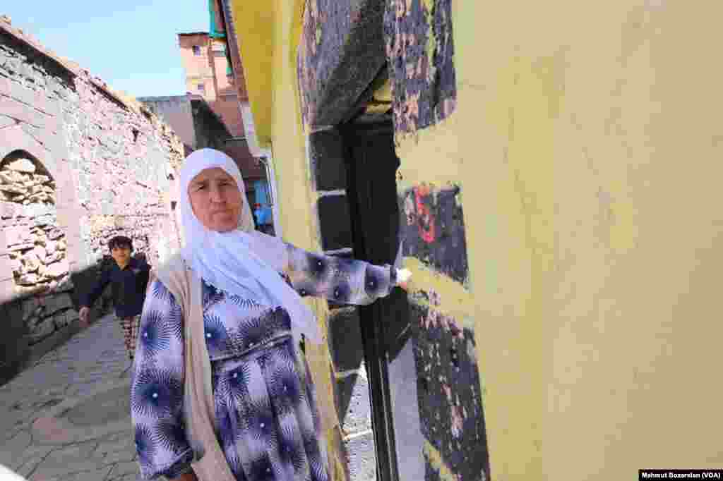 Sur'da geçen yılki sokağa çıkma yasağından sonra istimlak edilen evlerden tahliyeler&nbsp;