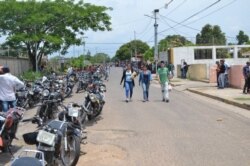 Una larga línea de motos esperando para adquirir gasolina en Venezuela.