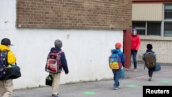 Des élèves à l'école pendant l'épidémie de COVID-19, Saint-Jean-sur-Richelieu, Québec, Canada, le 11 mai 2020.