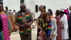 Գանա այցելության ժամանակ Նենսի Փելոսին պարել է երեխայի հետ