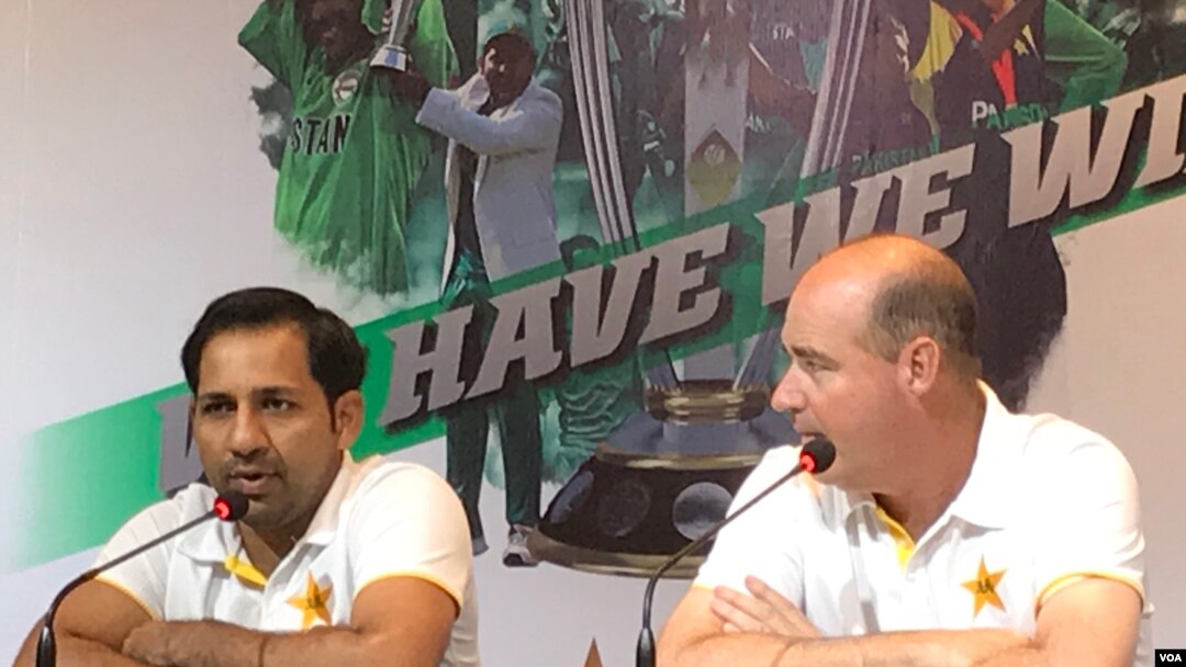 سرفراز احمد اور مکی آرتھر صحافیوں سے گفتگو کر رہے ہیں۔ (فائل فوٹو)
