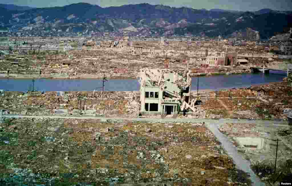 Foto kerusakan di Hiroshima akibat serangan &nbsp;bom atom yang diambil pada Maret 1946, tujuh bulan setelah bom dijatuhkan.