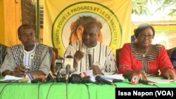 L’opposant Zéphirin Diabré, leader de l’Union pour le Progrès et le Changement (UPC), entouré de ses collborateurs, lors d’une conférence de presse, à Ouagadougou, Burkina, 10 octobre 2017. (VOA/Issa Napon)