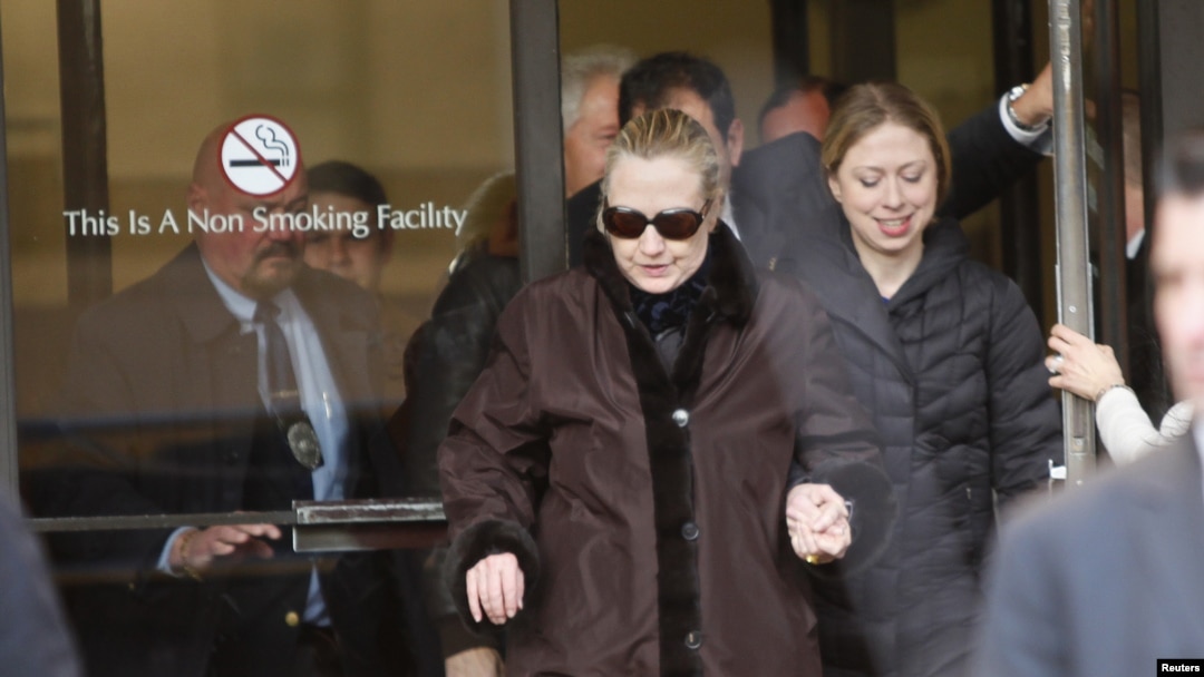 Hillary Clinton meninggalkan Rumah Sakit Presbyterian New York didampingi putrinya Chelsea, dan suaminya – mantan presiden Bill Clinton (tidak tampak), Rabu (2/1). 