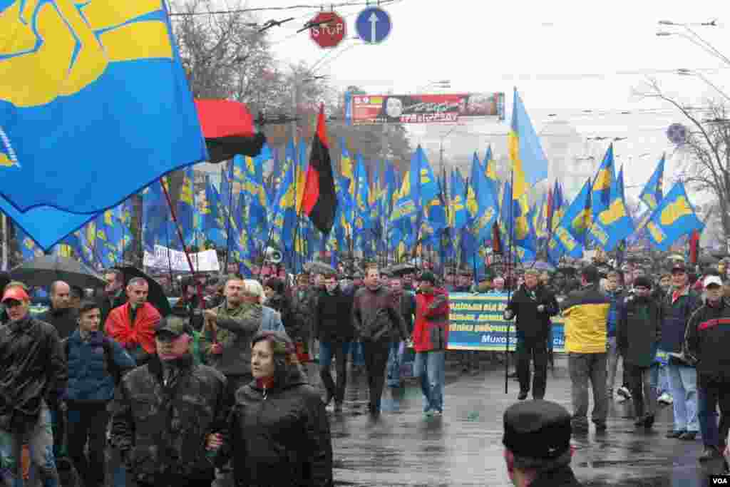 Митинг и марш украинских националистов 14 октября в Киеве, по различным оценкам, собрали от шести до двадцати тысяч человек