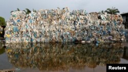 Пластикові відходи на незаконній фабриці переробки, Малайзія