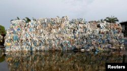 Sampah plastik terlihat menumpuk di luar sebagai ilustrasi. Sri Lanka telah mengirim pulang kontainer-kontainer limbah terakhir dari Inggris. (Foto: REUTERS/Lai Seng Sin)