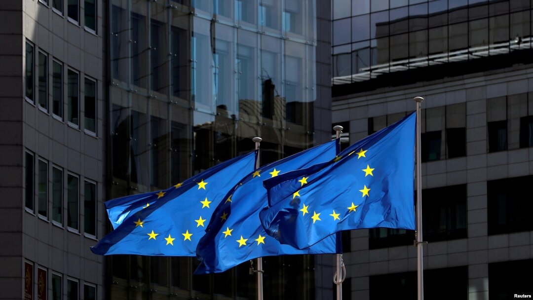Las banderas de la Unión Europea ondean frente a la sede de la Comisión Europea en Bruselas, el 21 de agosto de 2020.
