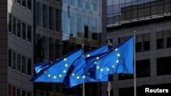 Las banderas de la Unión Europea ondean fuera de la sede de la Comisión Europea en Bruselas, Bélgica, el 21 de agosto de 2020.