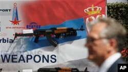Oružje kompanije "Zastava oružje" izložene na sajmu naoruzanja i opreme u Beogradu (arhivski snimak, jun 2011.)