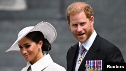 Pangeran Harry dari Inggris dan istrinya Meghan, Duchess of Sussex, di London, Inggris, 3 Juni 2022. (Foto: REUTERS/Dylan Martinez)