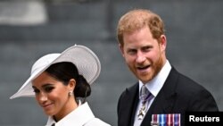 Pangeran Harry dari Inggris dan istrinya Meghan, Duchess of Sussex, di London, Inggris, 3 Juni 2022. (Foto: REUTERS/Dylan Martinez)