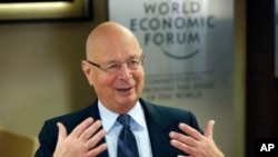 La velocidad de esta revolución es tan rápida que hace difícil e incluso imposible para la comunidad política seguirla con las regulaciones y los marcos legislativos necesarios", dice Klaus Schwab, fundador del Foro de Davos.