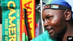 Le Zimbabwéen Jerry Madziwana vend des articles de la Coupe du monde 2010 à Johannesburg