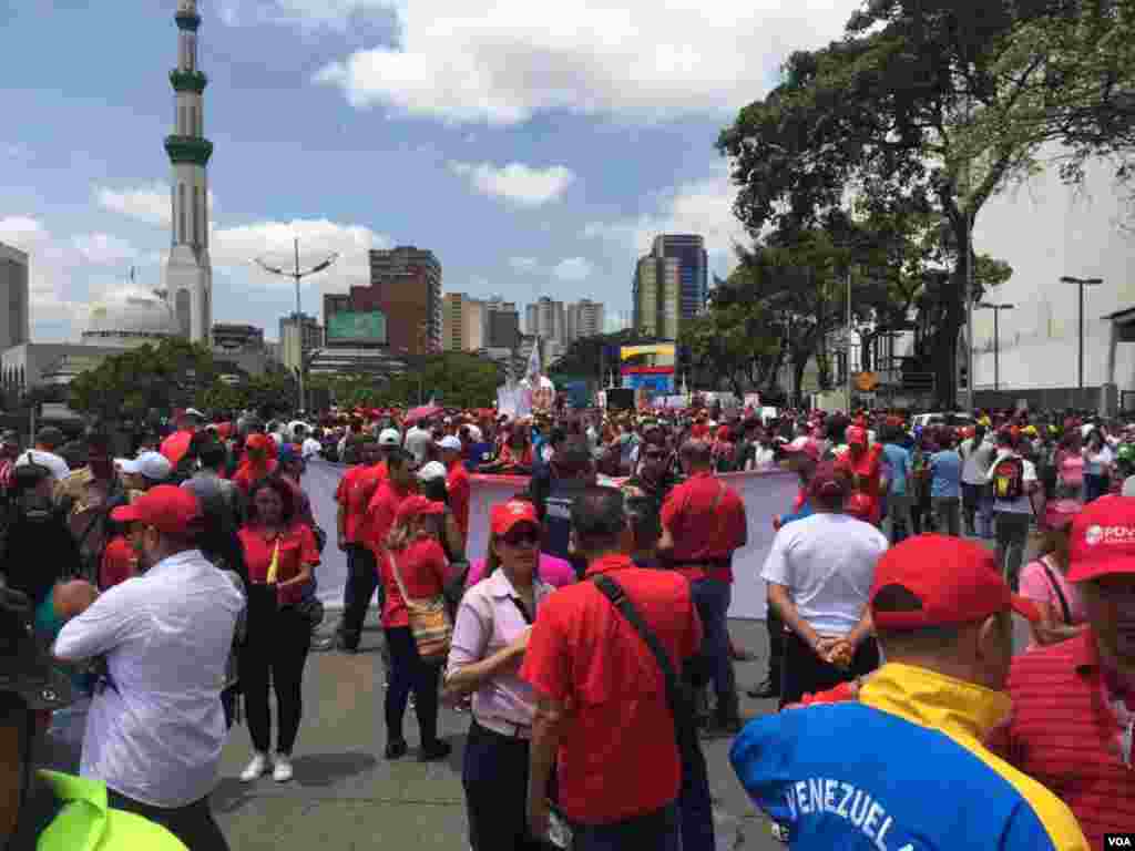 اگر چه ماموران پلیس ونزوئلا در مواردی مانع پیشروی و تظاهرات مخالفان مادرو شدند، اما تجمع حامیان نیکلاس مادورو بدون هیچ مزاحمتی برگزار شد.