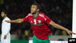 Le Marocain Ayoub el-Kaabi célèbre après avoir marqué lors du match de demi-finale du Championnat d'Afrique des Nations entre le Maroc et la Libye au Stade Mohammed V de Casablanca le 31 janvier 2018.