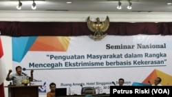 Seminar Nasional Penguatan Masyarakat Dalam Rangka Mencegah Ekstrimisme Berbasis Kekerasan di Surabaya. (Foto: VOA/Petrus Riski).