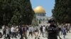Izraelski policajac stražari dok jevrejski mušakrci posećuju prostor na kom se nalazi džamija Al Aksa, tokom godišnjeg jutarnjeg rigtuala Tiša B'Av, u Starom gradu u Jerusalimu, 18. jula 2021.