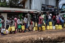 지난 7일 케냐 나이로비의 빈민가에서 어린 아이들이 물을 배급받기 위해 줄 서 있다.